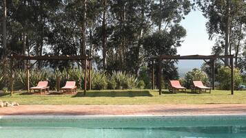 Außenpool, Sonnenschirme, Liegestühle