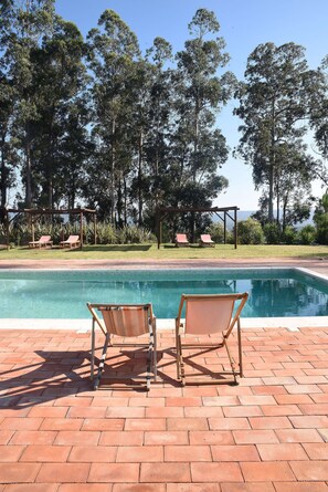 Piscine extérieure, parasols de plage, chaises longues