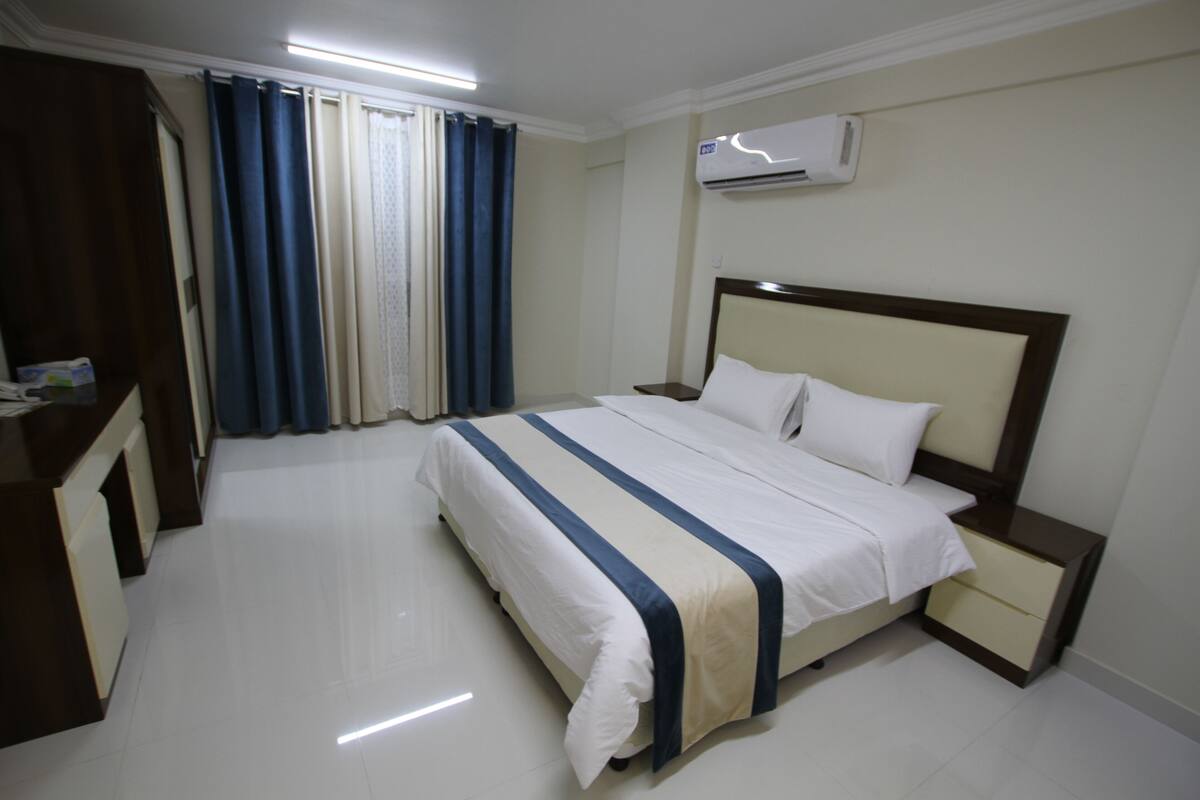 Down comforters, in-room safe, desk, soundproofing