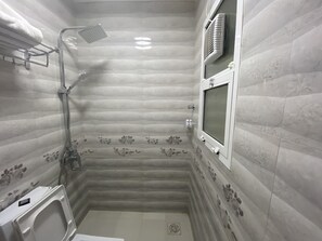 Bañera y ducha independientes, cabezal de ducha con hidromasaje, toallas