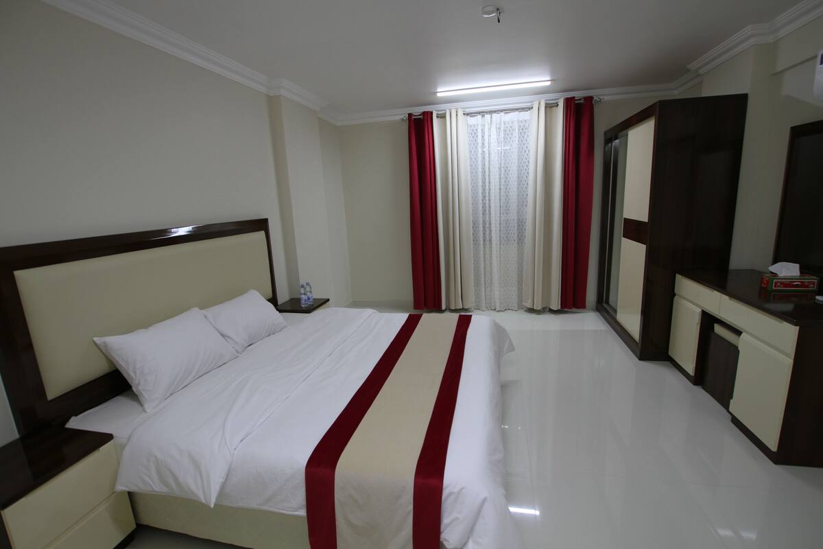 Down comforters, in-room safe, desk, soundproofing