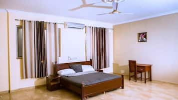 Ropa de cama hipoalergénica, muebles diferentes y escritorio