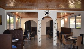 供應早餐、午餐及晚餐