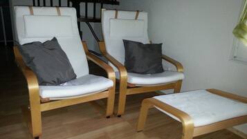 Duplex, 1 Bedroom, Non Smoking, Kitchen | Living area | TV, books