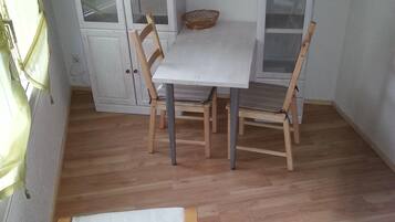 Maisonette, 1 Schlafzimmer, Nichtraucher, Küche | Wohnbereich | Fernseher, Bücher