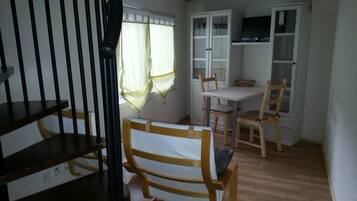 Duplex, 1 Bedroom, Non Smoking, Kitchen | Living area | TV, books