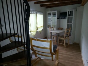 Maisonette, 1 Schlafzimmer, Nichtraucher, Küche | Wohnbereich | Fernseher, Bücher