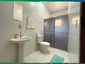 Standard-dobbeltværelse | Badeværelse | Gratis toiletartikler, håndklæder, Sæbe, Toiletpapir