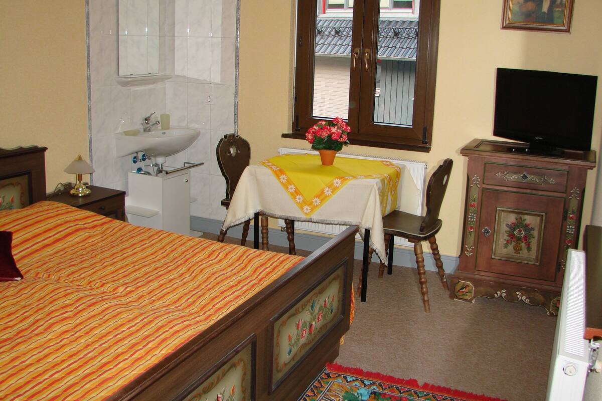 Double Room, Shared Bathroom | Free WiFi