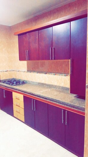 Huoneisto, 2 makuuhuonetta | Yksityinen keittiö | Jääkaappi, liesi, keittoastiat/astiat/ruokailuvälineet