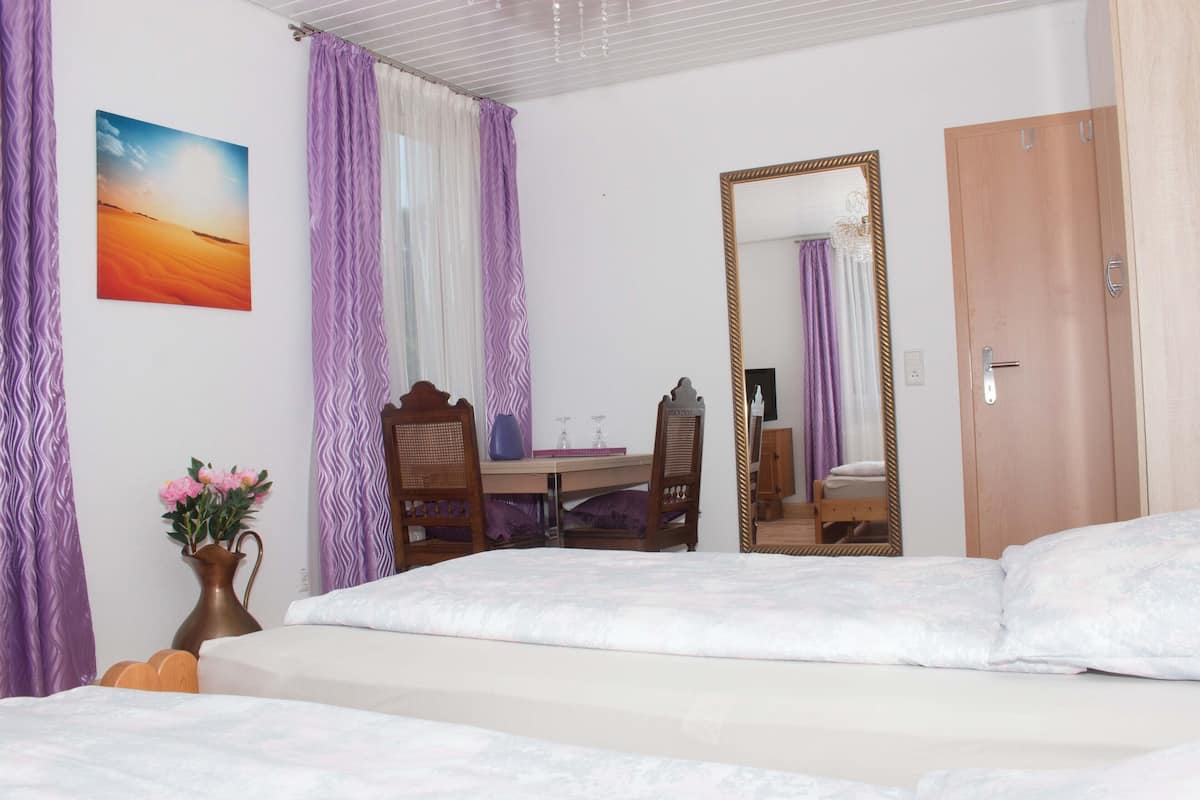 Habitación con 1 cama matrimonial o 2 individuales, baño compartido | 1 habitación, decoración personalizada y escritorio
