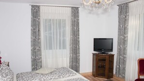 Double or Twin Room, Shared Bathroom | Desk, laptop workspace, iron/ironing board (on request), free WiFi - Gasthaus zum Adler (Baden-Baden)