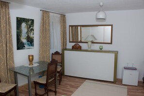 Triple Room, Shared Bathroom | In-room dining