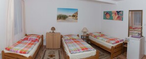 Chambre triple, salle de bains commune | Décor unique, bureau, espace de travail pour ordinateurs portables