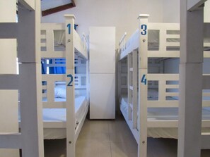 Gemeinsamer Standard-Schlafsaal, Gemischter Schlafsaal (4 bunk beds, 8 people) | Verdunkelungsvorhänge, kostenloses WLAN, Bettwäsche