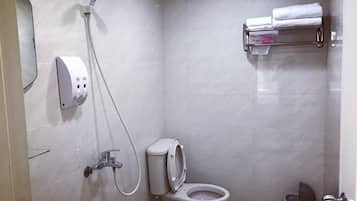 Habitación triple | Baño | Ducha, artículos de higiene personal gratuitos y secador de pelo