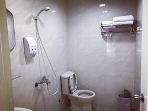 Quarto triplo | Banheiro | Chuveiro, produtos de toalete grátis, secador de cabelo, chinelos