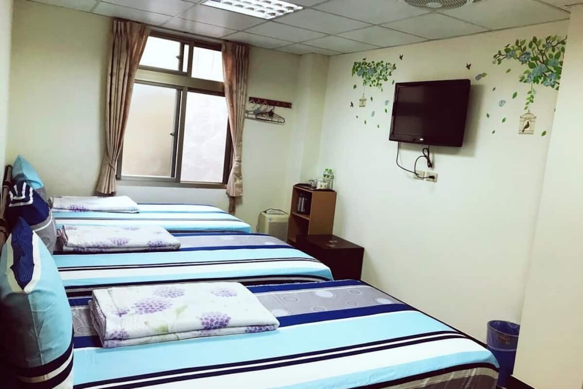 Triple Room | Desk, soundproofing, free WiFi