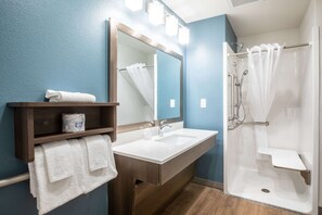 Room, 1 Queen Bed, Accessible, Non Smoking | Bathroom | Towels, soap, shampoo, toilet paper