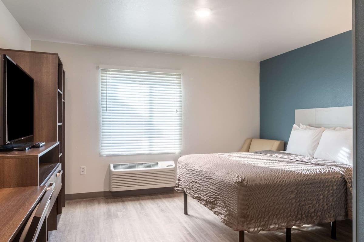 Standard Room, 1 Queen Bed, Non Smoking, Ground Floor | Desk, laptop workspace, free WiFi, bed sheets
