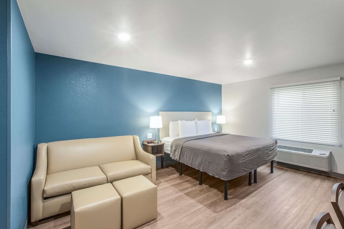 Standard Room, 1 King Bed, Non Smoking | Desk, laptop workspace, free WiFi, bed sheets
