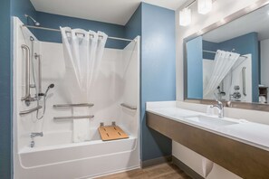 Quarto standard, 1 cama King e sofá-cama, para não fumantes (2 Person Sofa Bed) | Banheiro | Toalhas de banho, sabonete, shampoo, papel higiênico