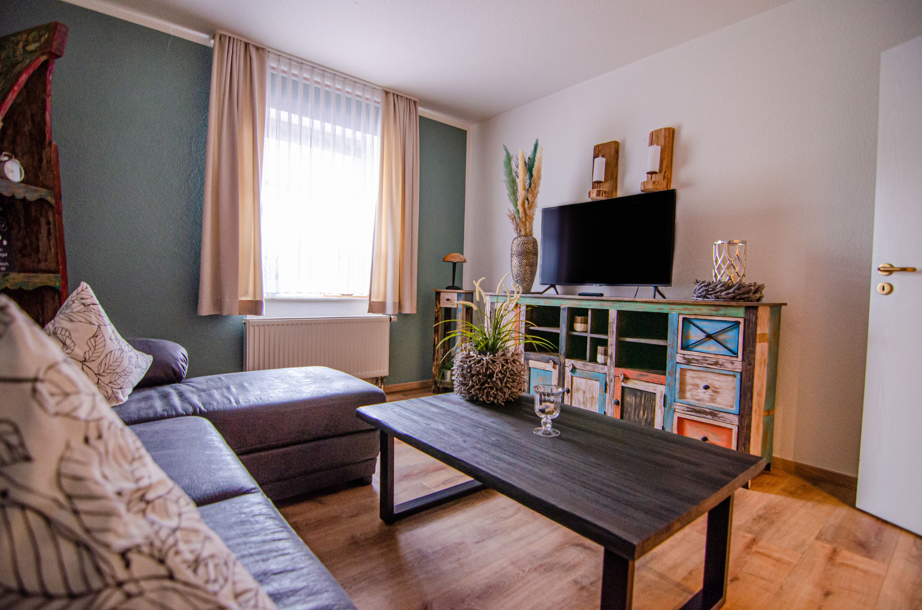 公寓, 地面層 | 起居區 | 80-公分平面電視、衛星頻道、電視