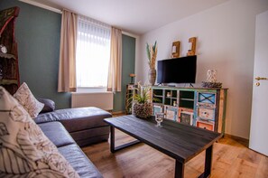 อพ�าร์ทเมนท์, ชั้นล่าง | บริเวณนั่งเล่น | ทีวีจอแบน 80 ซม. พร้อมช่องดาวเทียม, ทีวี