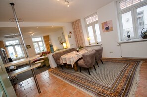 Apartamento standard, 1 quarto, no piso térreo | Área de estar | TV de tela plana 80 cm com canais via satélite, TV