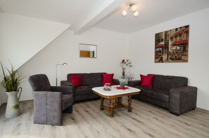 Standard Apartment, 1 Bedroom | Living area | 80-cm flat-screen TV with satellite channels, TV - Ferienwohnungen Blischke (Wittmund)