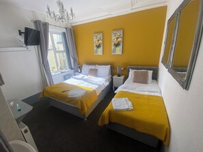 Dreibettzimmer | Hochwertige Bettwaren, individuell dekoriert, individuell eingerichtet