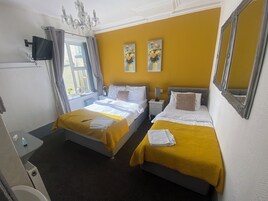 Habitación triple | Ropa de cama de alta calidad y decoración individual