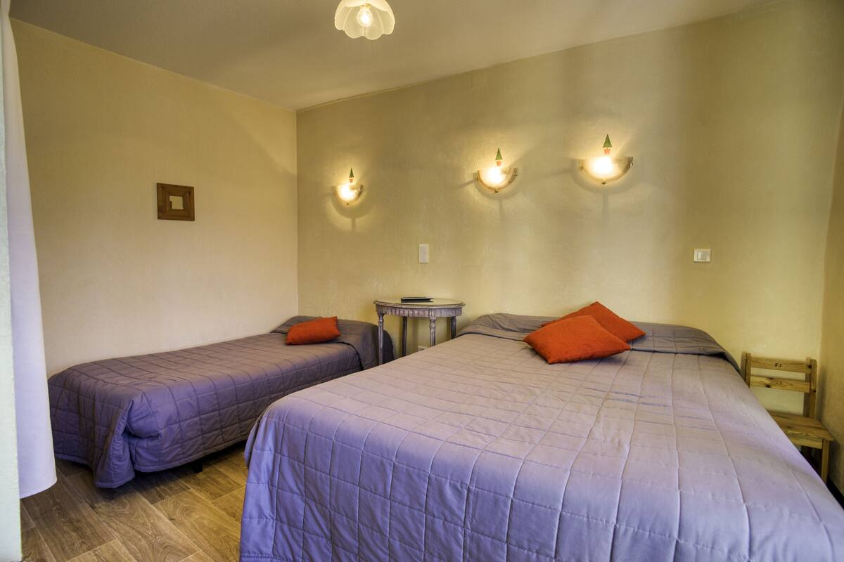 Triple Room (7- Douche, WC, TV) | Individually decorated, individually furnished, bed sheets