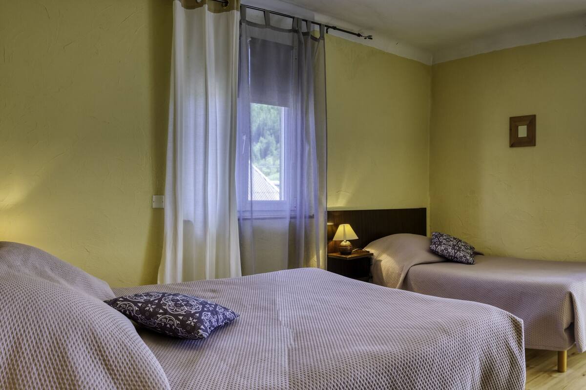 Triple Room (15/21 - Douche, WC) | Individually decorated, individually furnished, bed sheets