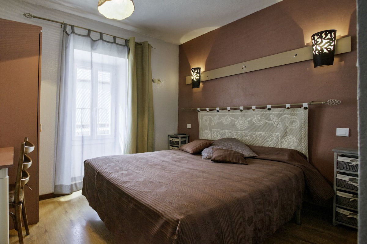 Double Room (8/11/12 - Douche, WC, TV) | Individually decorated, individually furnished, bed sheets