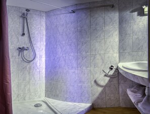 Kamar Double (16/17 - Douche) | Shower kamar mandi