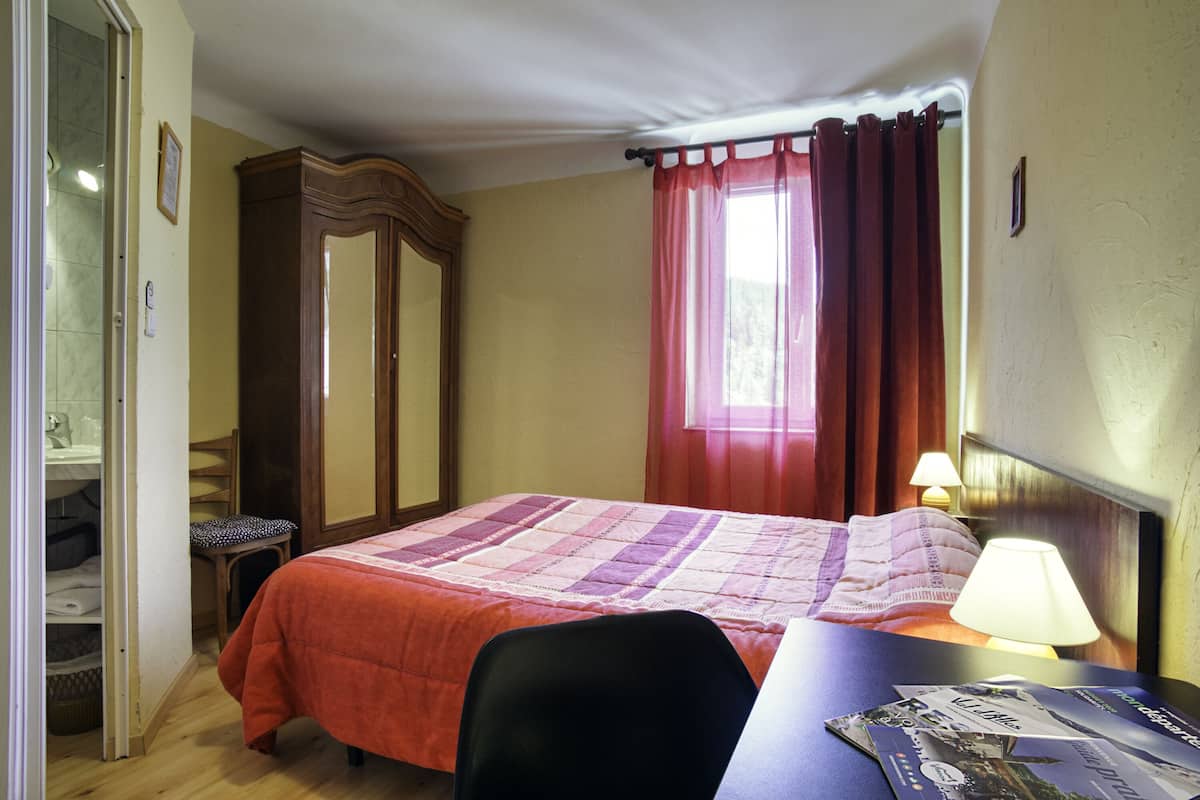Double Room (16/17 - Douche) | Individually decorated, individually furnished, bed sheets