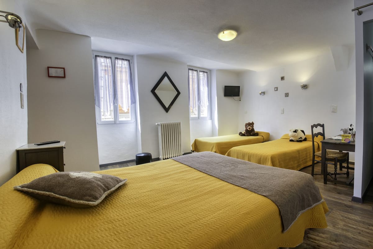 Family Room (6 - Douche, WC, TV) | Individually decorated, individually furnished, bed sheets