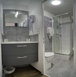 Family Room (6 - Douche, WC, TV) | Bathroom | Shower, free toiletries, hair dryer, towels - Hotel Pascal (Allos)