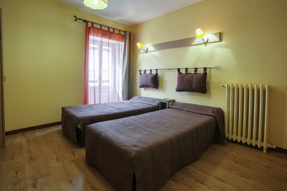 Twin Room (10 - Douche, WC, TV) | Individually decorated, individually furnished, bed sheets