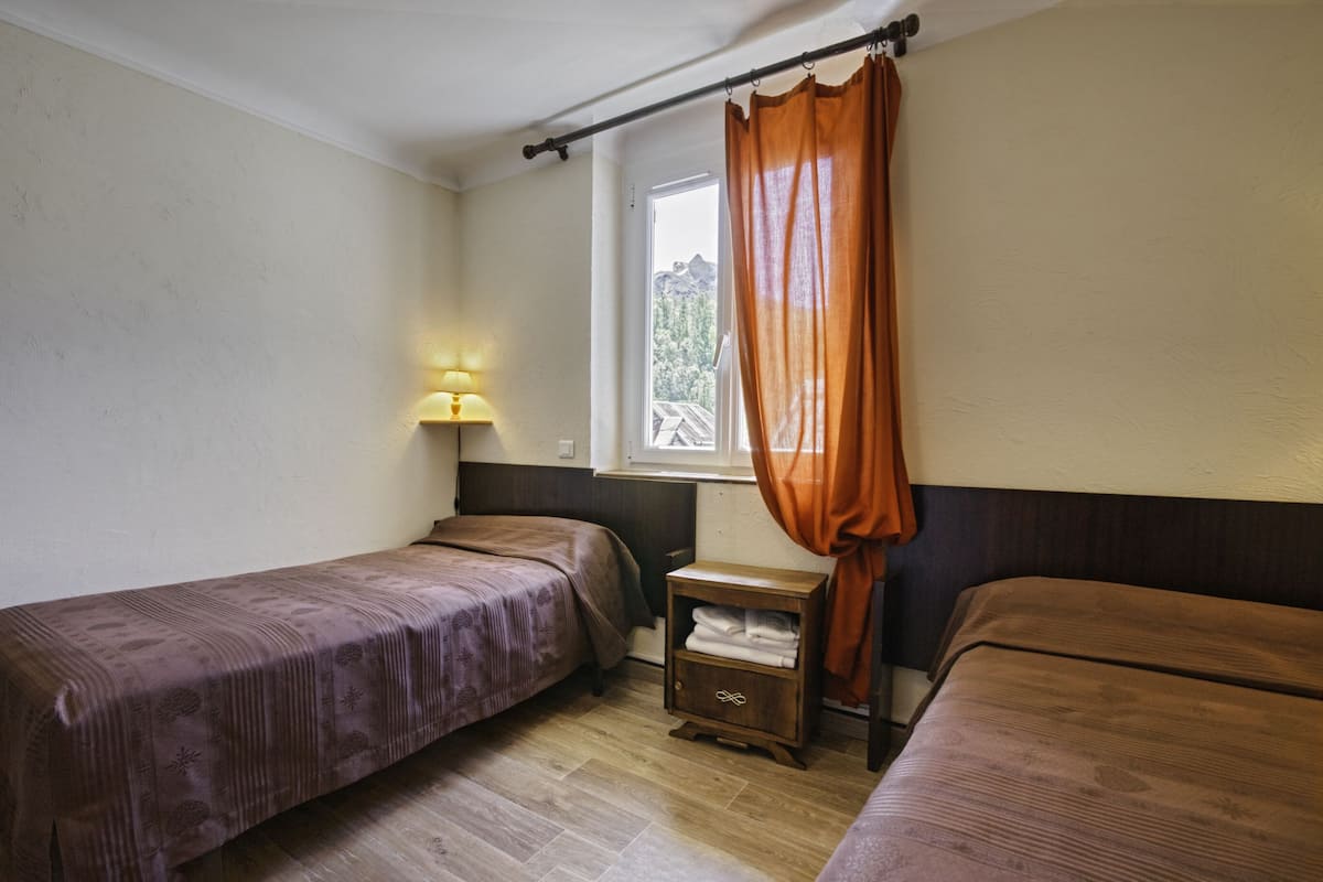 Standard Twin Room, Ensuite (Sans WC) | Individually decorated, individually furnished, bed sheets