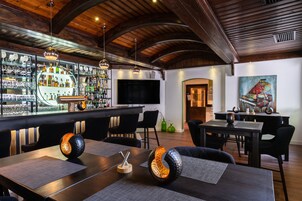 供应午餐和晚餐，德国菜