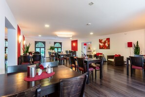 Colazione a buffet, servita nel weekend (15 EUR a persona) 