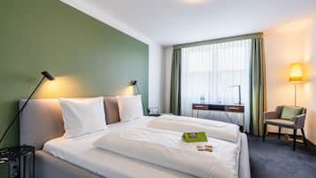 Roupas de cama antialérgicas, cofres nos quartos, escrivaninha