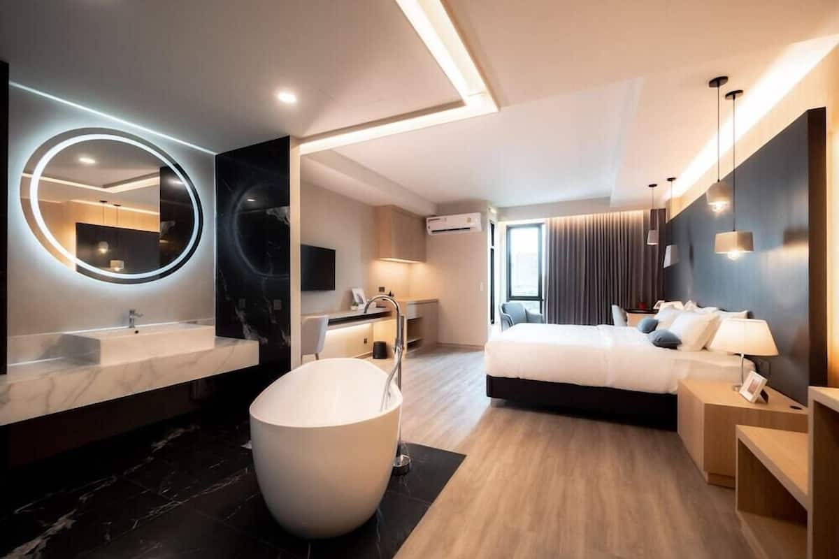 Premium bedding, minibar, in-room safe, desk