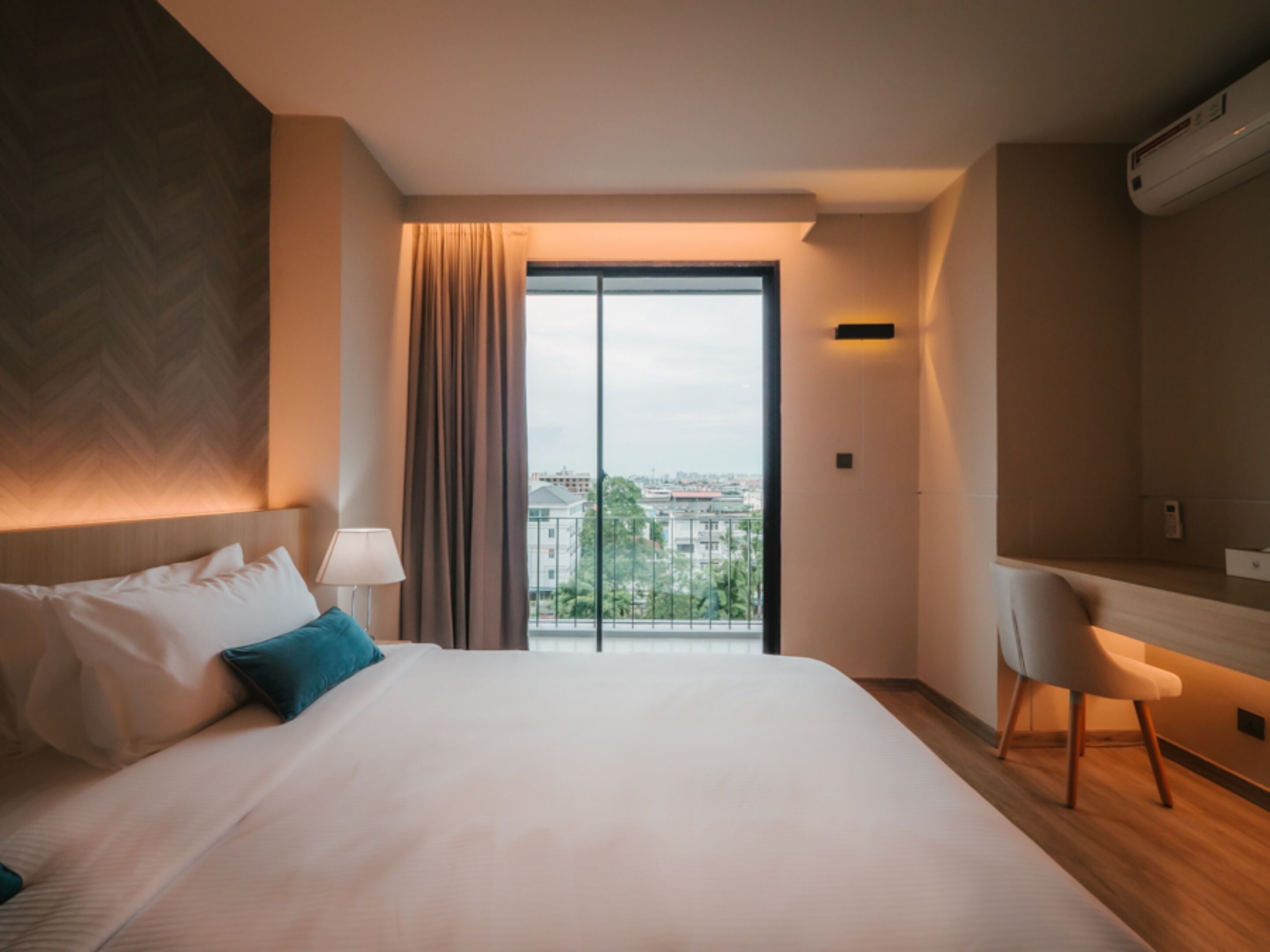 Ropa de cama de alta calidad y minibar 