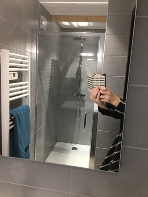 Room (Black Japan) | Bathroom shower - Le 25bis (Saint-Martory)