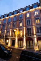 Fachada da propriedade à noite