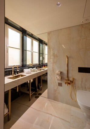 Regadera, amenidades de baño gratuitas, secadora de cabello, batas