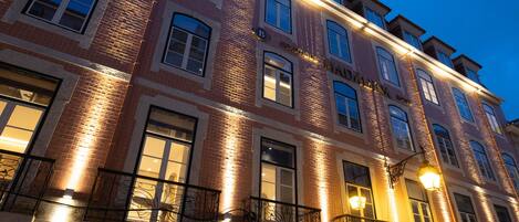 Voorkant accommodatie - avond/nacht